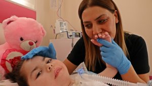 Solunum cihazı borusundan 3,5 yıl aradan sonra gelen 'anne' sesi duygulandırdı
