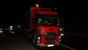 TIR, duraktaki midibüse çarptı: 1 yaralı
