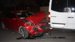 Tur minibüsüyle otomobil çarpıştı: 3 yaralı
