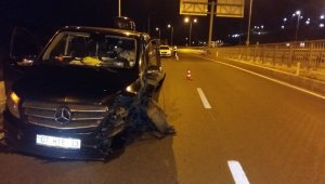 Turist taşıyan minibüs bariyerlere çarptı: 3 yaralı
