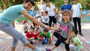 Üniversiteliler miniklerle buluştu