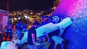 Antalya'da otomobil duvardan uçtu: 4 yaralı