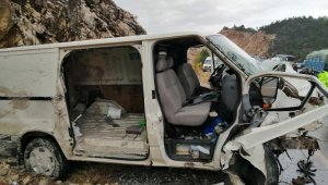 Antalya'da kamyonet tıra çarptı: 1 ölü, 1 yaralı