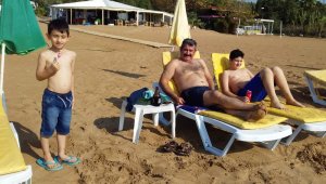 Antalya'da "sıcak kış ayının" tadını denizde çıkardılar
