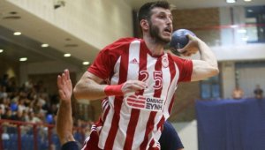 Asker selamı verdiği için takımından kovulan hentbolcuya Antalyaspor sahip çıktı