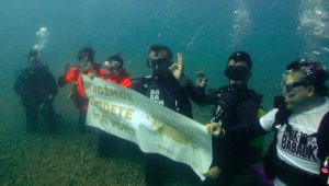 İlgili babalardan su altında " Sevgimde Şiddete Yer Yok" pankartı