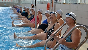 Kadınlar su  jimnastiğiyle  form tutuyor