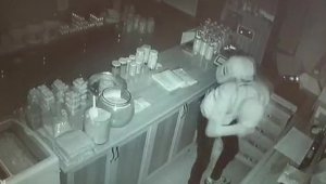 Kapüşonlu hırsız, onlarca yöresel ürün arasında sadece balı tercih etti
