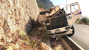 Kaş’ta taş yüklü kamyon devrildi: 1 ölü
