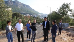 Kaş'ta antik tiyatro yoluna doğal taş döşeniyor