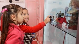 Minikler Oyuncak Müzesi'ne akın etti