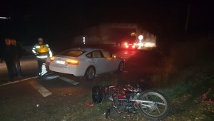 Otomobille çarpışan motosiklet sürücüsü hayatını kaybetti