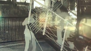 Portatif köprüden girdikleri tur teknesinde alkol içip, cipsleri yiyip gittiler