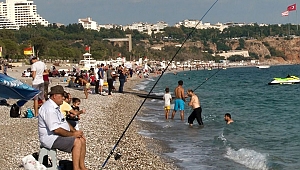 Rekortmen Antalya'da deniz mevsimi bitmiyor