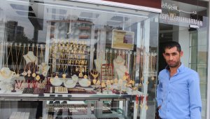 Silahlı soygunda çalınan 3 kilo altınına kavuşan kuyumcunun mutluluğu