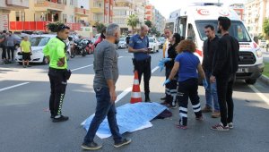 Sürat motosikletinin çarpıp otomobilin ezdiği kadın hayatını kaybetti