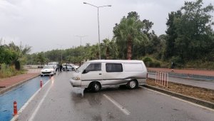 Takla atarak karşı şeride geçip seyir halindeki kamyonete çarptı: 1 yaralı