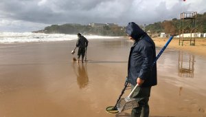 10 bin TL verdikleri dedektörlerle ekmeklerini sahilden çıkartıyorlar