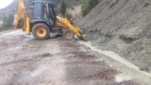 Akseki'de heyelanın kapattığı yol açıldı