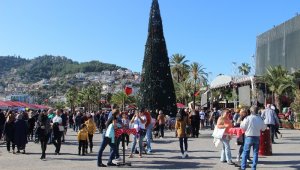 Alanya'da kurulan Noel Pazarı'na yoğun ilgi
