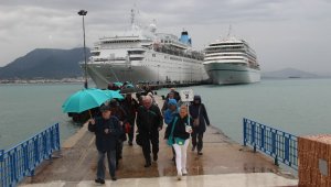 Alanya'ya bir günde iki lüks gemiyle 2 bin turist geldi