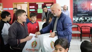 Alanyaspor ürünleri ortaokul öğrencilerine dağıtıldı