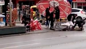 Aniden çıkan şiddetli rüzgar seyyar esnafa zor anlar yaşattı