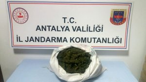 Antalya'da 3 şüpheli, 3 kilo esrarla yakalandı