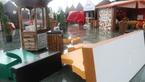 Antalya'da fırtına yılbaşı festival alanını vurdu