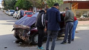 Antalya'da iki otomobil çarpıştı: 1 yaralı