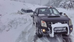 Antalya'da kar yağışı nedeniyle kapanan yollar açılıyor