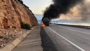 Antalya'da lastiği patlayan çimento yüklü tır alev alev yandı