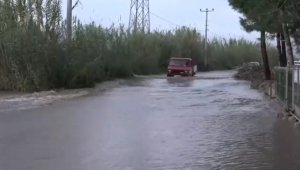 Antalya'da taşan dere yolu kapattı, vatandaşlar evine dönmekte zorlandı