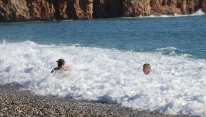 Antalya'da yılın son gününde karlı dağların eteğinde deniz keyfi