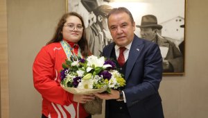 Avrupa Şampiyonu Aleyna'dan Başkan Böcek ve Esen'e ziyaret
