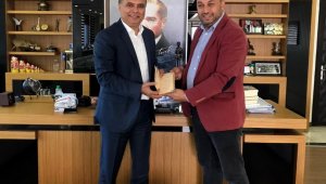 Azime Korkmazgil'den Başkan Uysal'a imzalı kitap