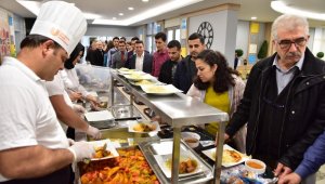 Başkan Tütüncü, personeliyle yemek sırasında