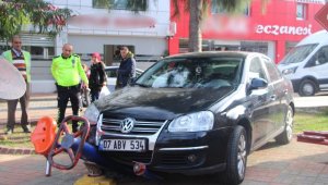 Fren yerine gaza basınca parktan içeri girdi, spor yapan kadına çarptı: 1 yaralı