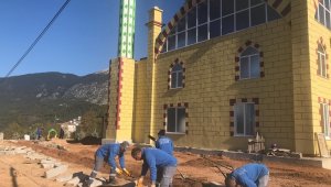 Gündoğmuş Yeni Cami'ne parke ve peyzaj