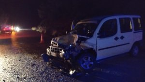 Islak zeminde kayan araçlar çarpıştı: 3 yaralı