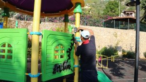 Kaş'ta dinlenme ve çocuk oyun parkları yenileniyor