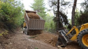 Kaş'ta kırsal mahallelerde yol çalışmaları