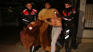 Kendini odaya kitleyip boğazını keseceği sırada polis kurtardı