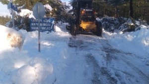 Konyaaltı Belediyesi karla kaplanan yolları açıyor