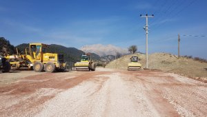 Kumluca'da Üçoluk-Kuzca grup yoluna bakım