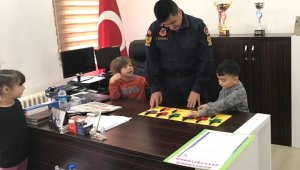 Minik öğrenciler Jandarma Komutanıyla oyun oynadı