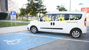 Miniklerden engelli yerine park eden araca ilginç ceza