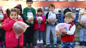 Öğrencilere spor malzemesi yardımı