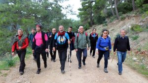 Öğretmenler doğa yürüyüşünde stres attı