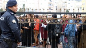 Öğretmenleri işi bırakan kolejin velileri, il milli eğitim müdürlüğü önünde toplandı